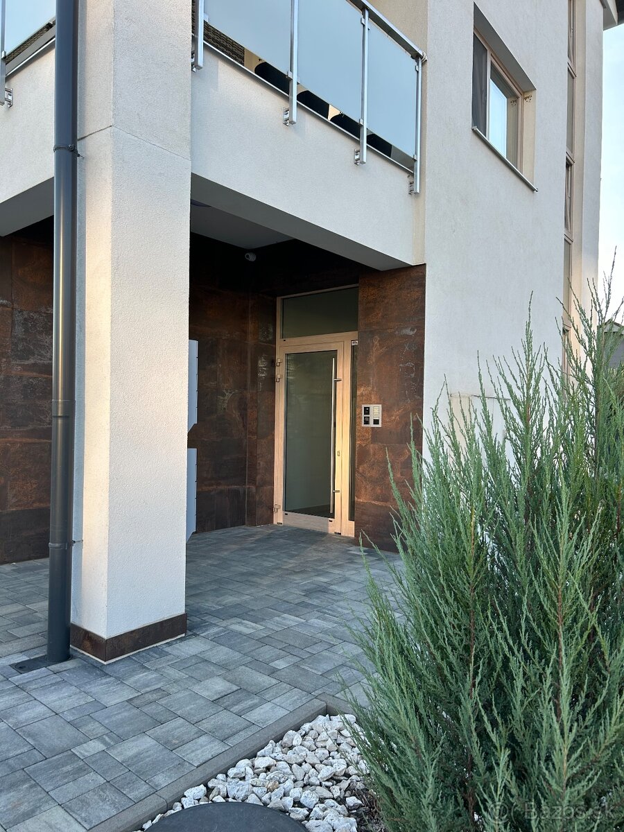 KRÁSNY JEDNOIZBOVÝ BYT V CENTRE MESTA - 11