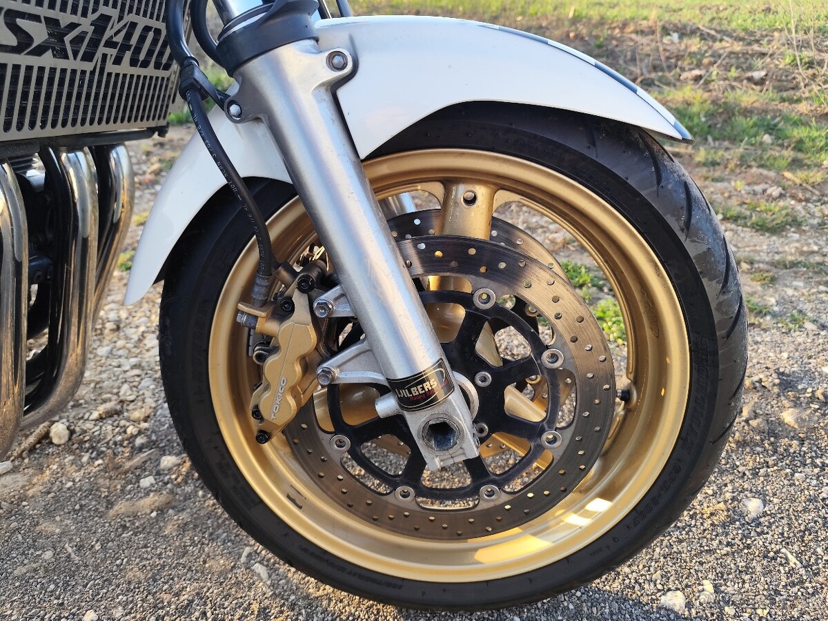 Suzuki GSX 1400 - 11