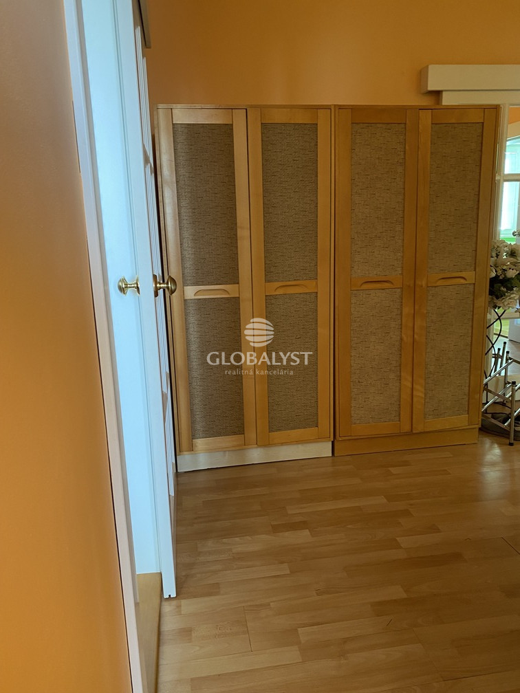 Prenájom priestranného 3-izbového bytu na Humenskej ulici v - 11