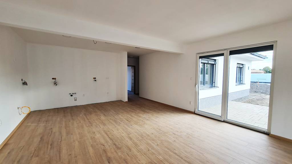 Priestranný, moderný bungalov, dokončený na kľúč / NOVOSTAVB - 11