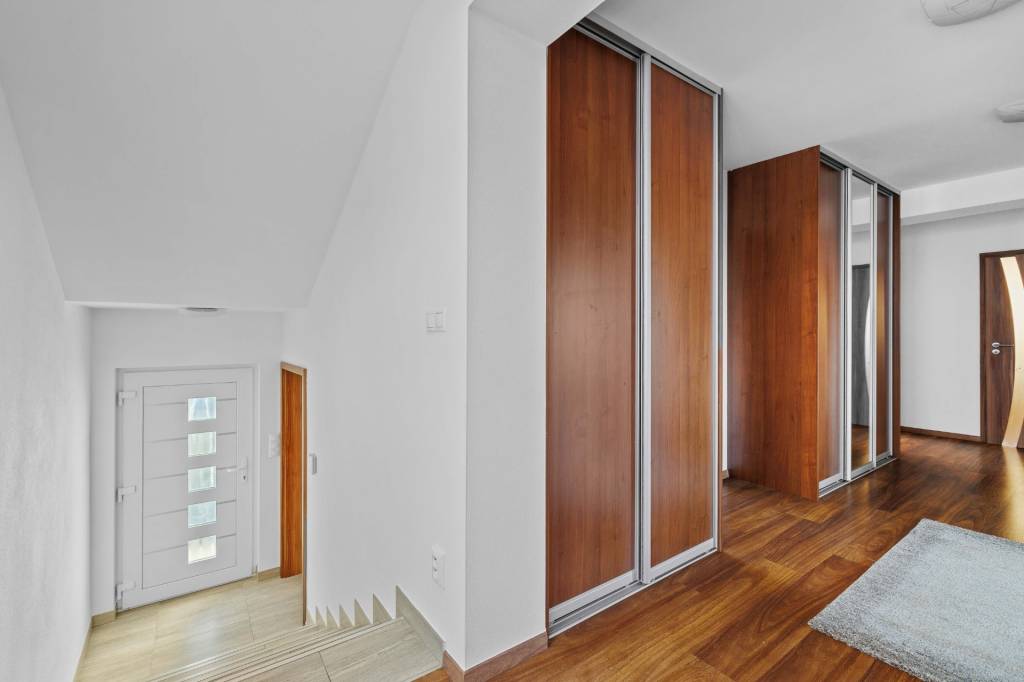 REZERVOVANÉI Predaj 5 - izb.dom v obľúbenej lokalite Ivanka - 11