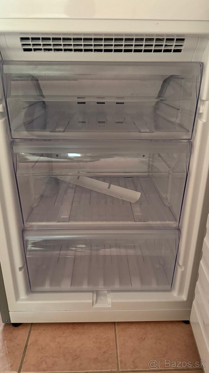 Predam chladnicku Whirpool - 11