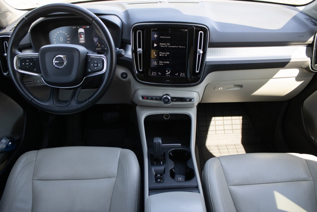 Volvo XC40 D4 Momentum (2018) - 11