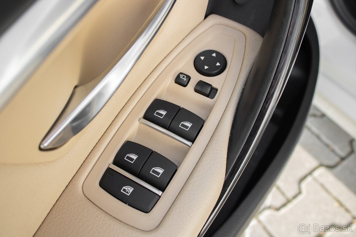 BMW 330i xDrive - 11