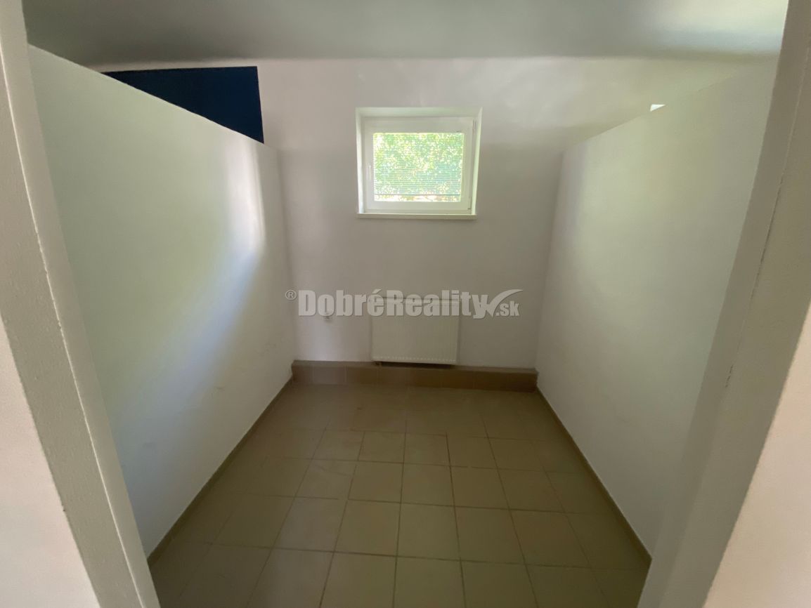 Na prenájom rôzne lukratívne komerčné priestory v multifunkč - 11