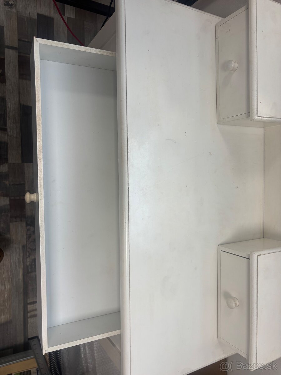 Kozmetický stolík - 11