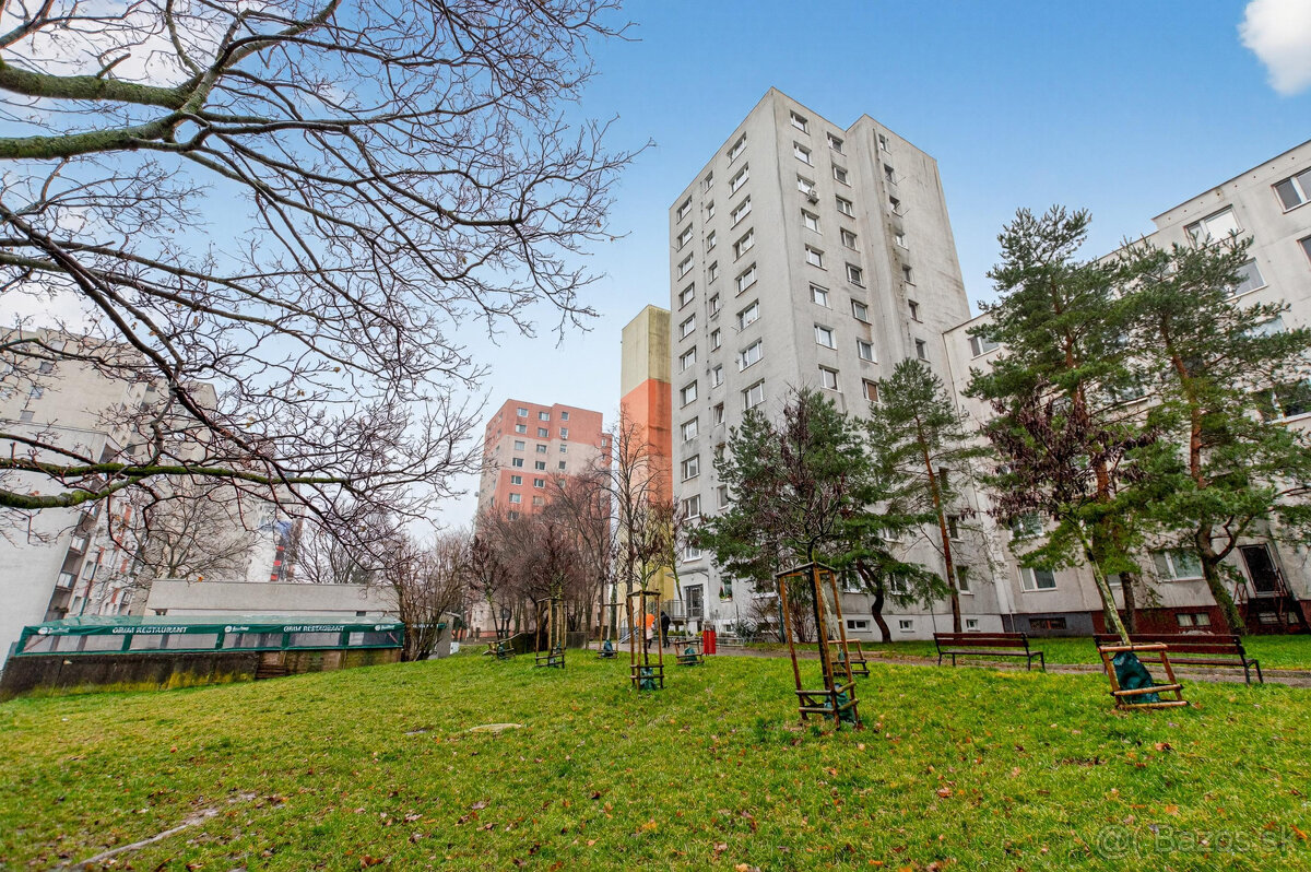 Zrekonštruovaný a zariadený 3-izbový byt s balkónom - 11