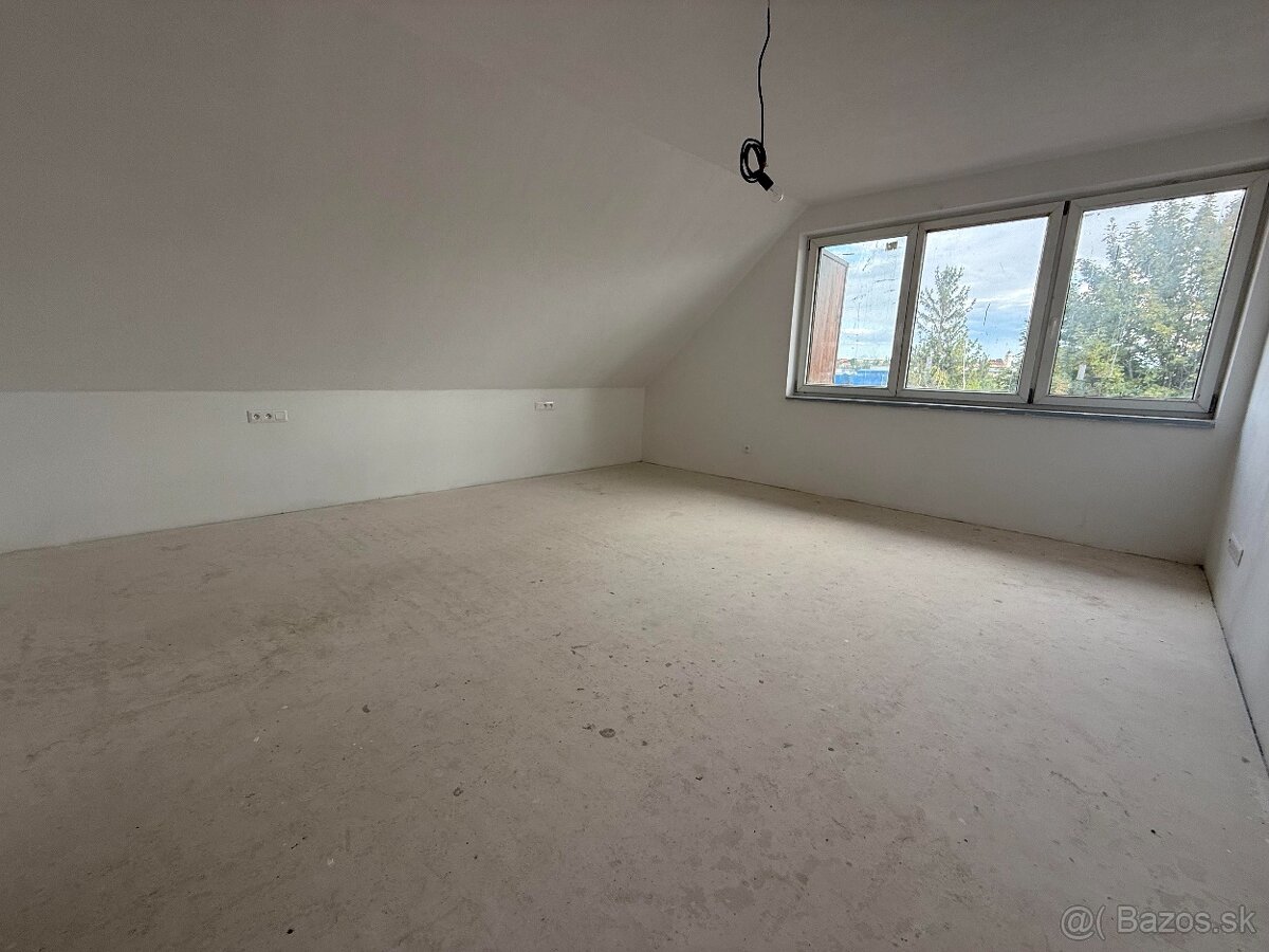 Na predaj 3-izbový podkrovný byt s loggiou v historickom cen - 11