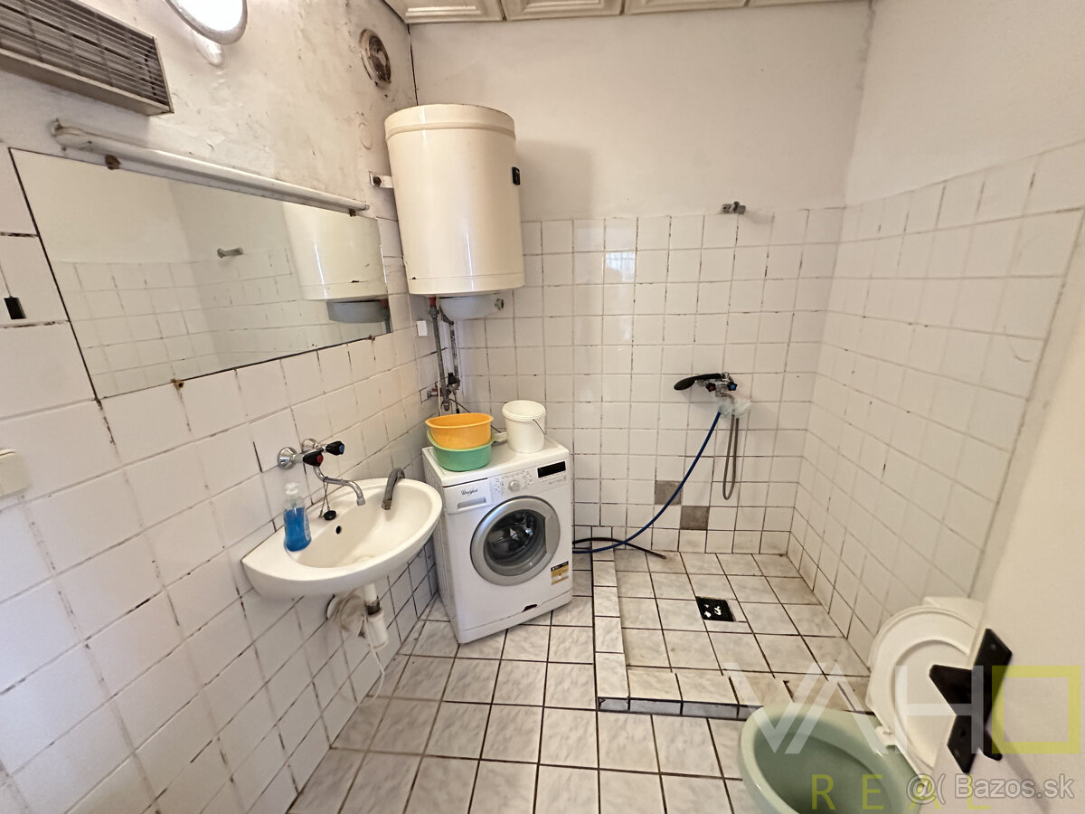 Rodinný dom s veľkým pozemkom a potenciálom – Siladice - 11