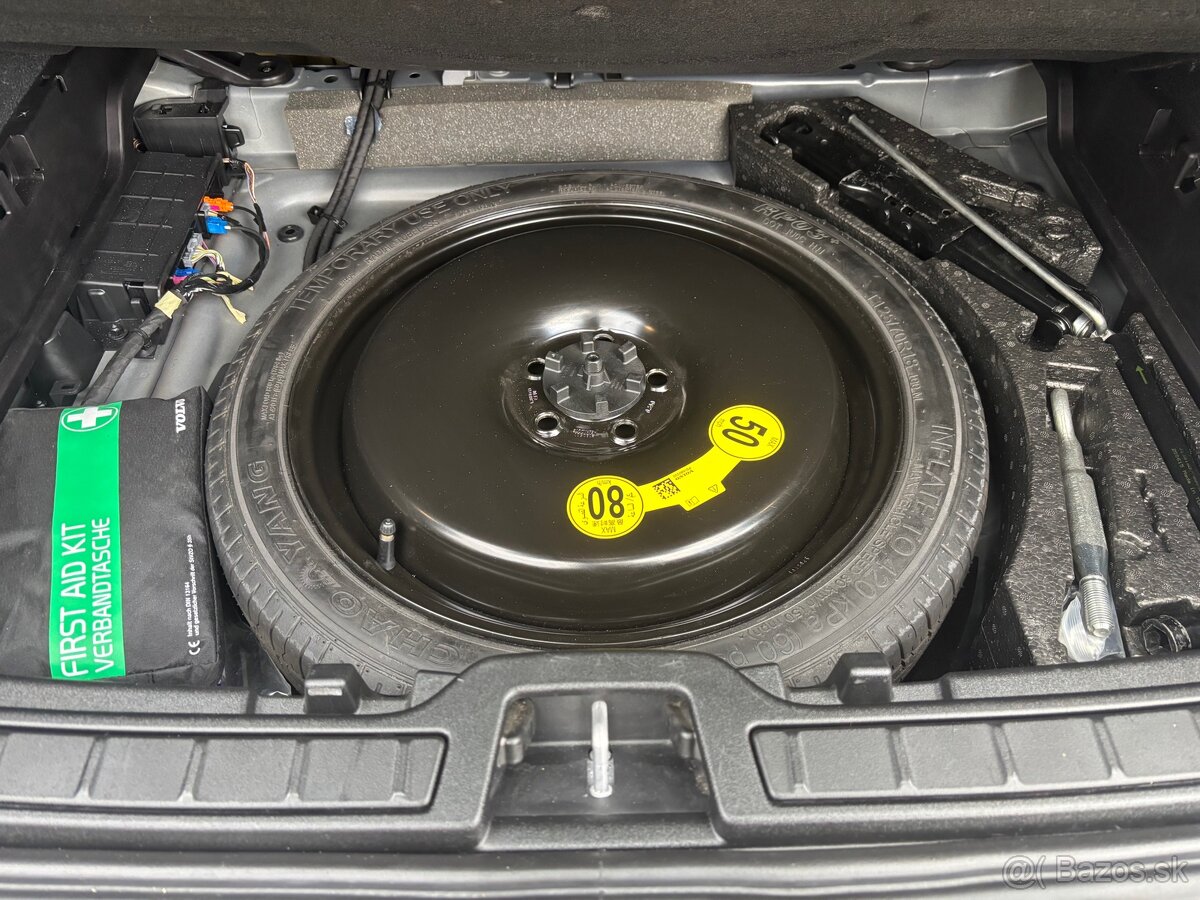 Volvo XC40 B4 2,0 benzín 4X4 - 11