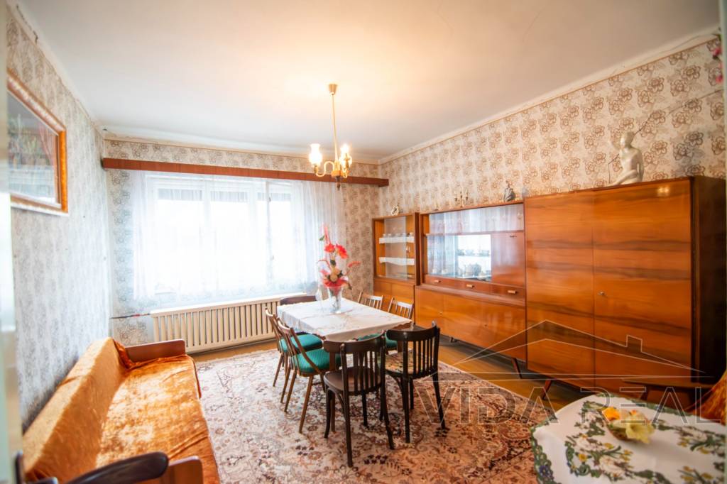 Na predaj veľký pozemok so starším rodinným domom pri Senci - 11