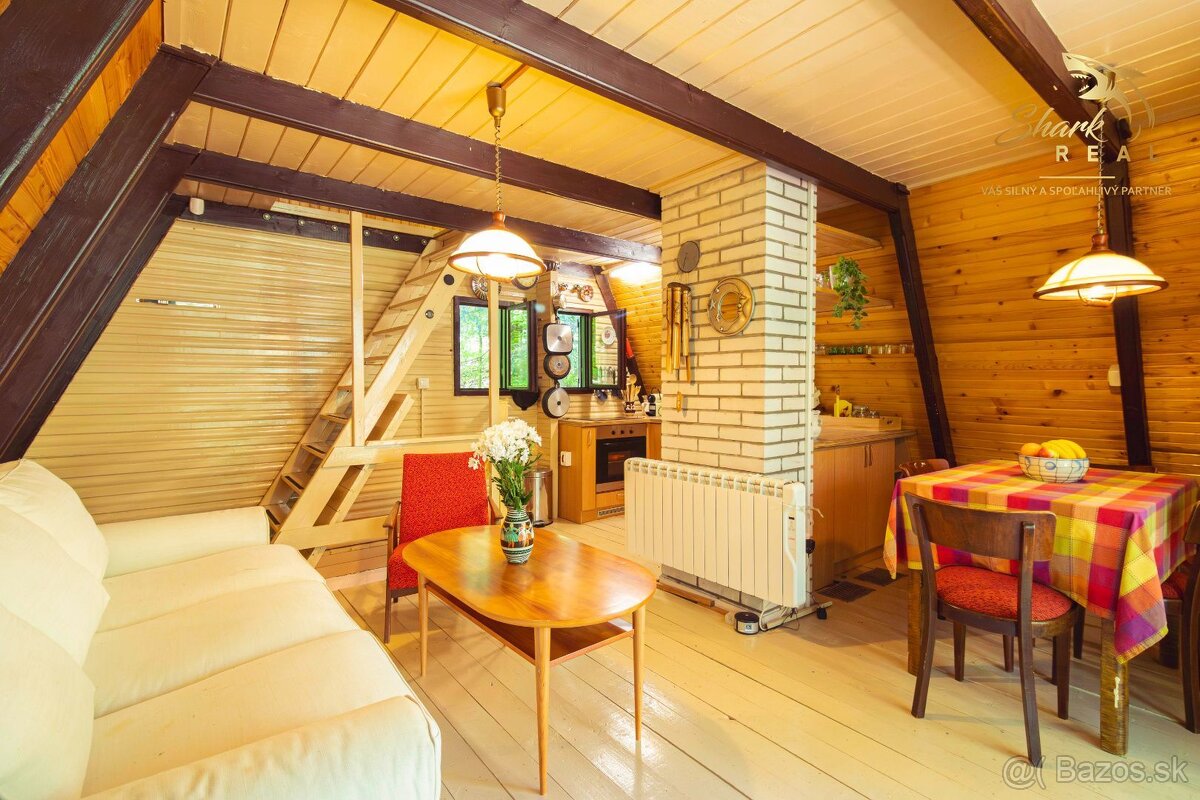 REZERVOVANÉ Čarovná chata uprostred prírody s tečúcim poto - 11