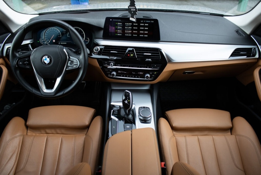 BMW 520d Touring z roku 2017 - 11