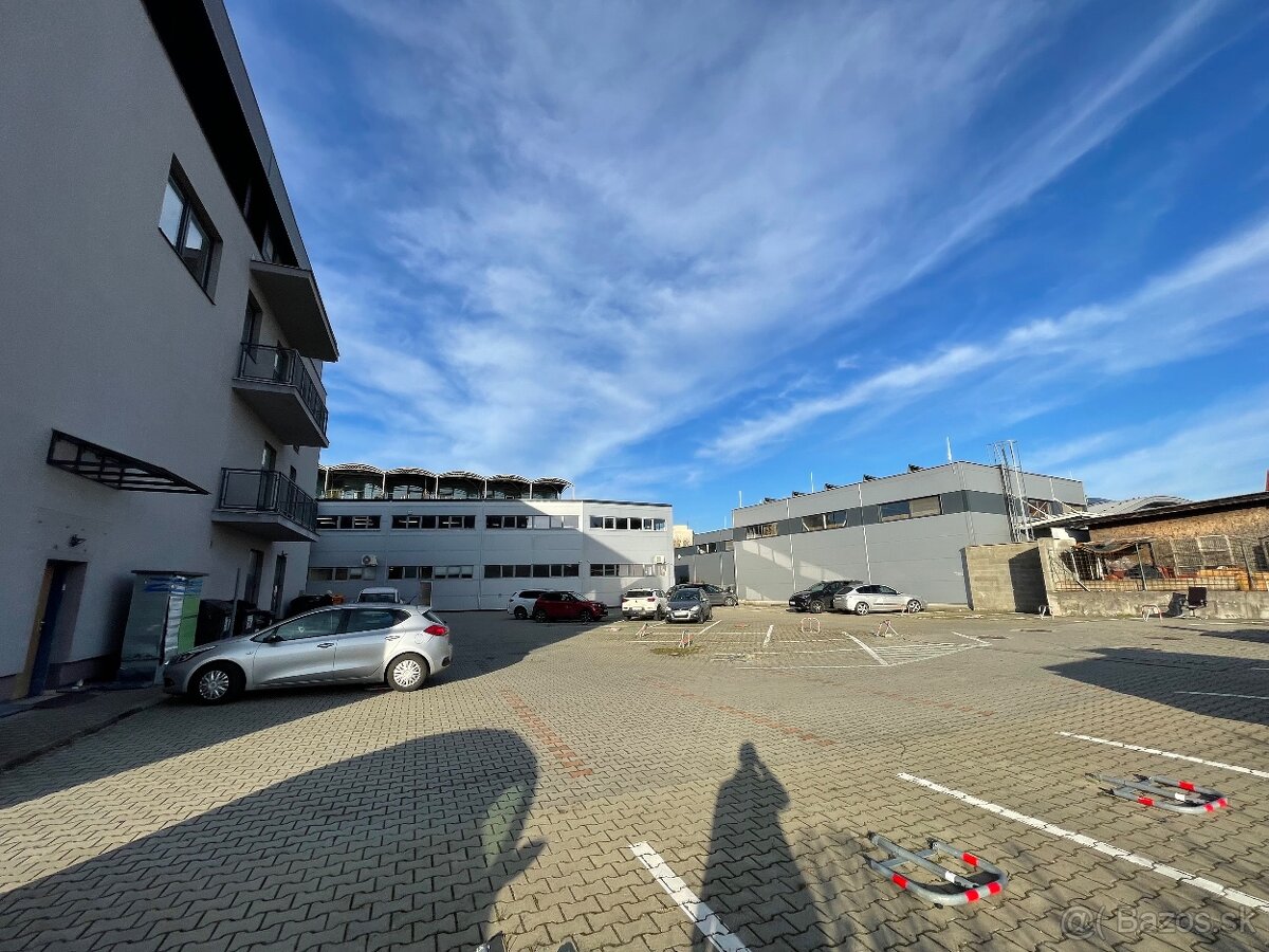 Prenájom 200m2 obchodných priestorov, prízemie Living centra - 11