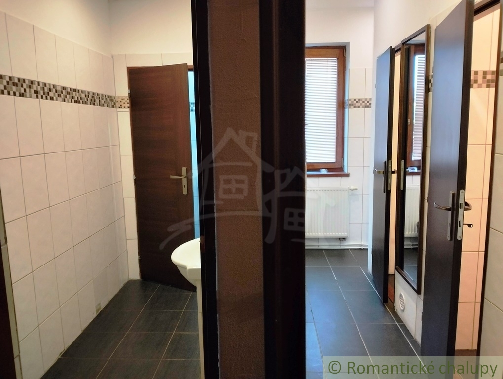 Dvojpodlažná polyfunkčná budova s bytmi, kanceláriou a pi - 11