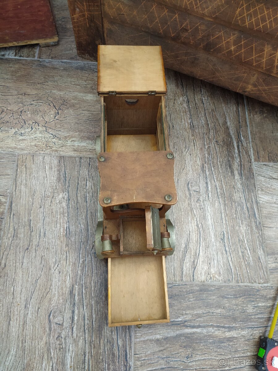 Zásobník na cigary drevené auto - 11