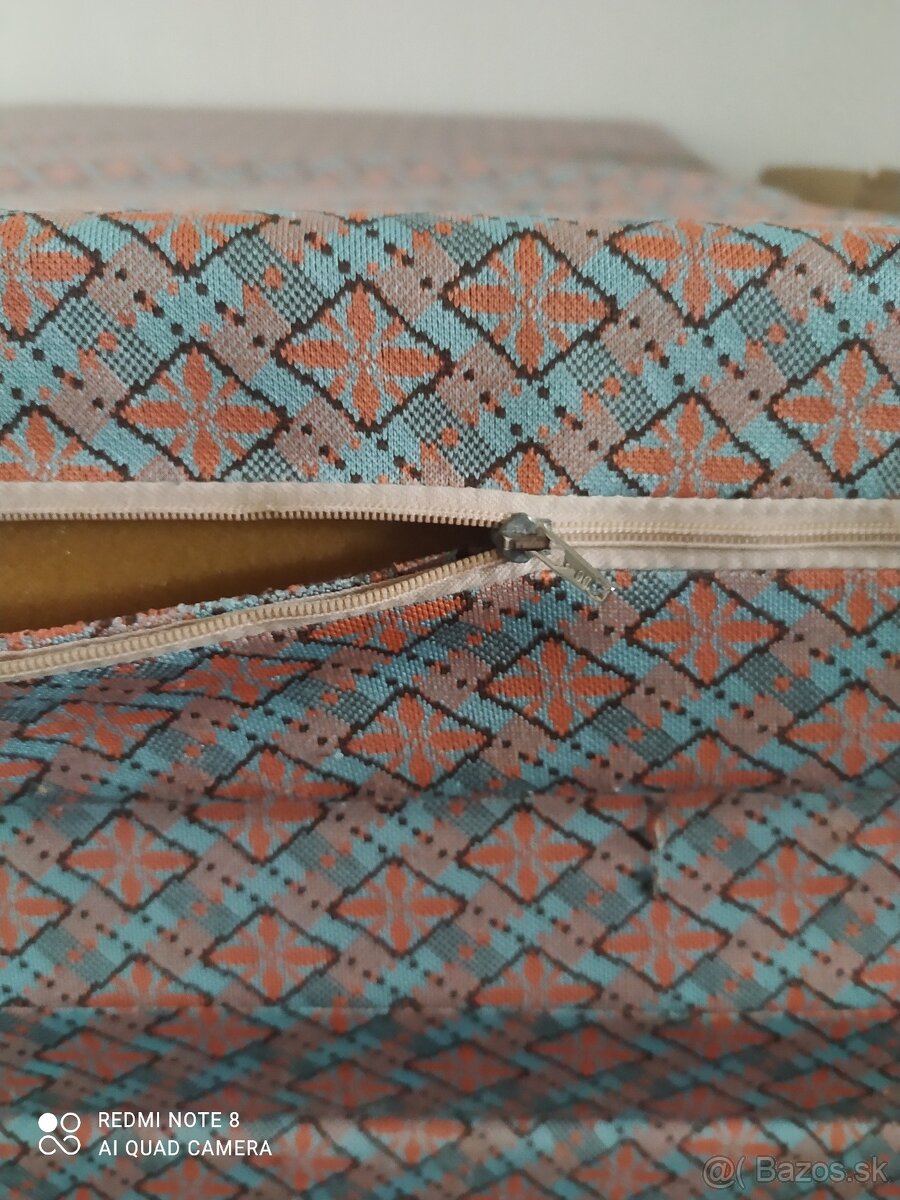 retro pc, telefony, kovova posteľ, matrace - 11