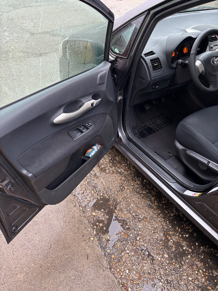 Toyota Auris 1.6 benzín 91kw - 11