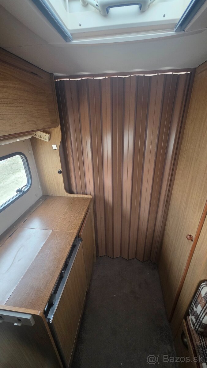 Obytny prives Roller Palace 400 - strieska, Truma - 11