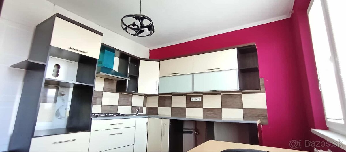 REZERVOVANÉ Moderný 3+1 Byt s balkónom v Lučenci - 11