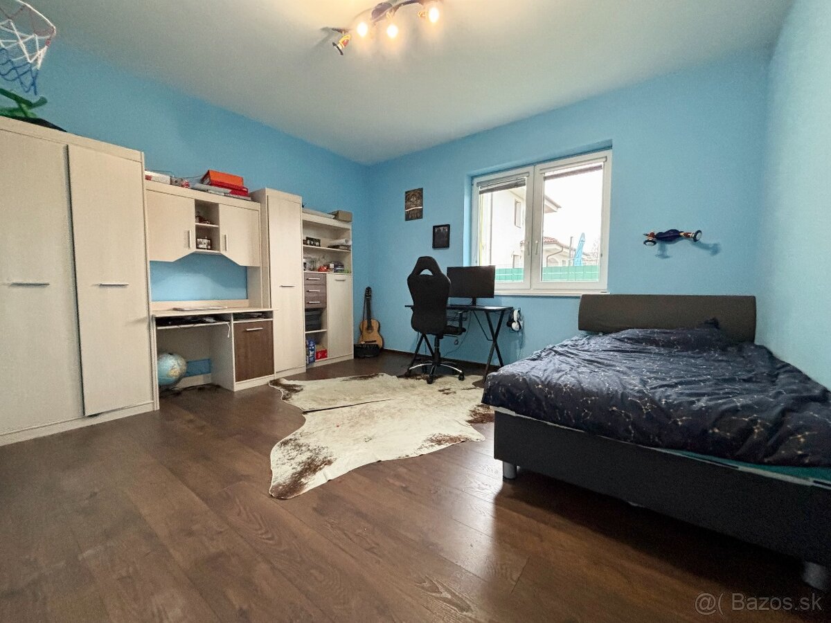 Moderný nízkoenergetický rodinný dom s veľkým pozemkom. - 11