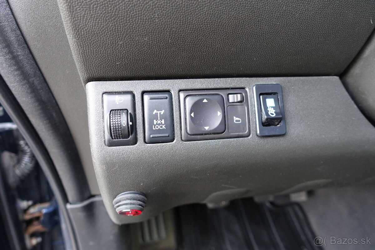 Nissan Navara DoubleCab 2.5 dCi XE, M6, 140kW, 4d. - 11