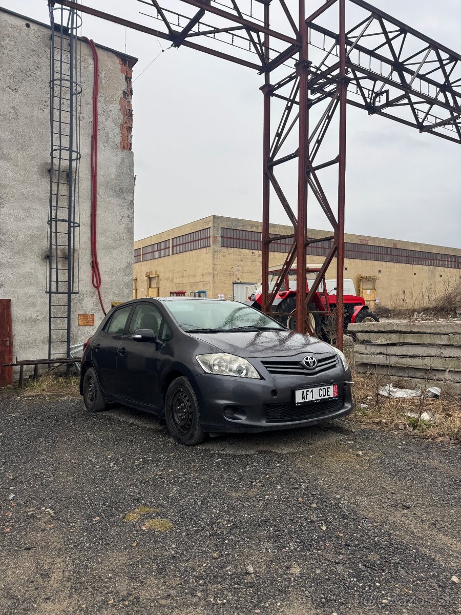 Toyota auris 2010 - 11