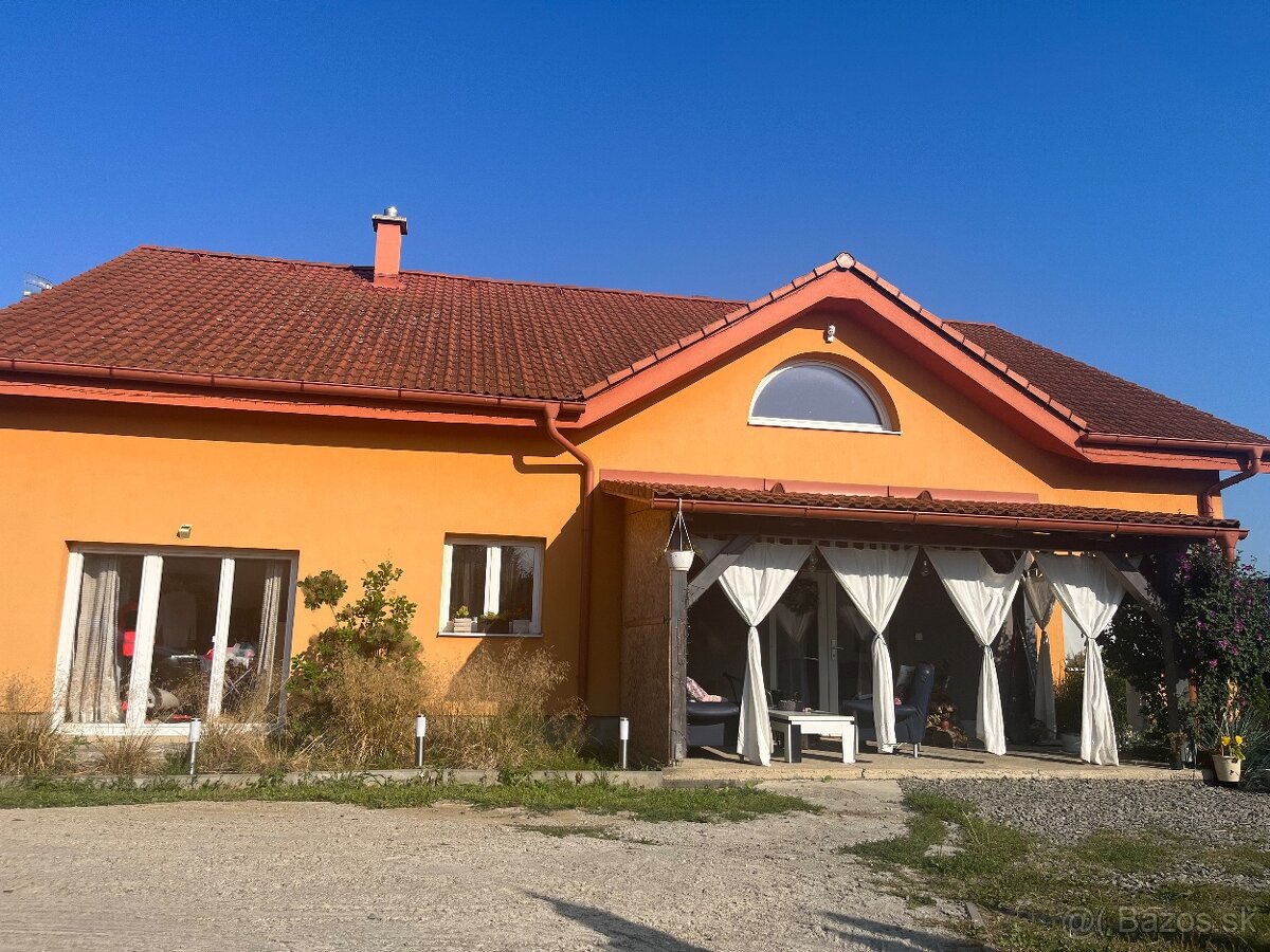 Predáme veľký dvojpodlažný dom s veľkým pozemkom - 11