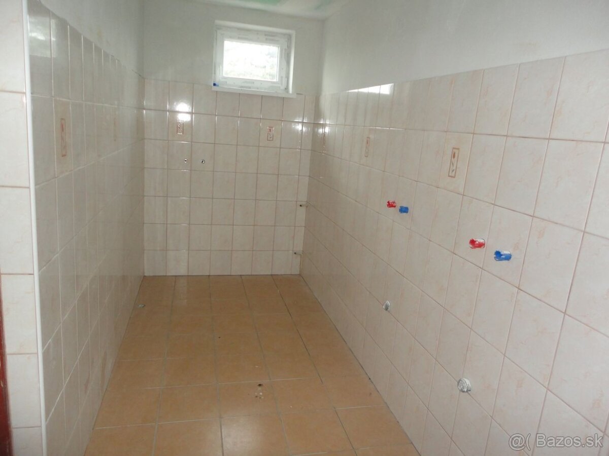 Na predaj bývalá administratívna budova v Bojniciach - 11