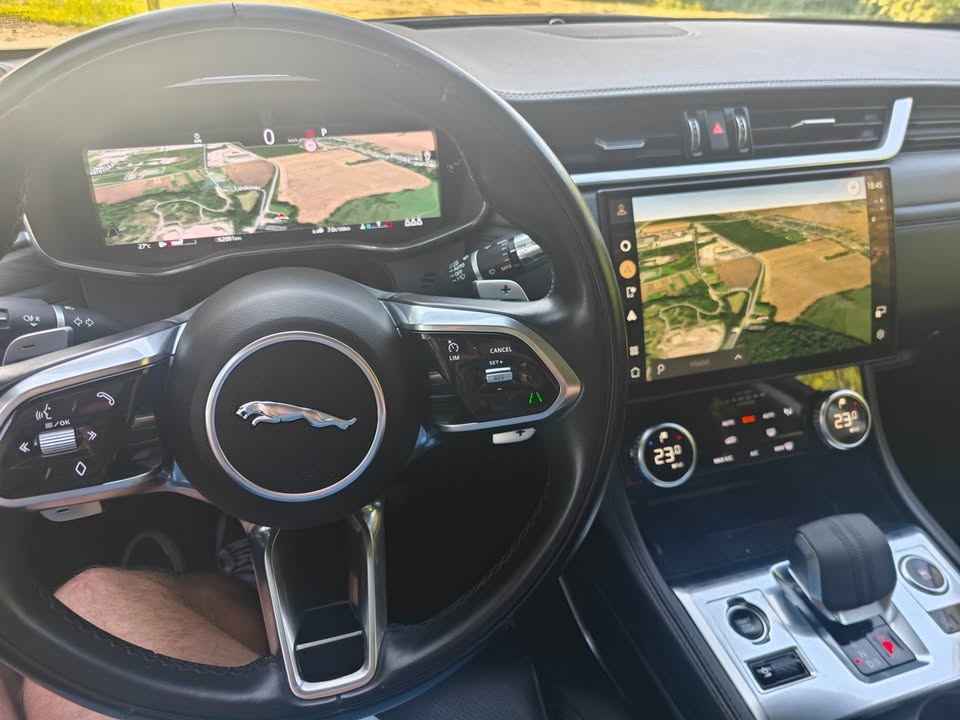 Jaguar f-pace 2.0d i4 d165 mhev s awd a/t - 11