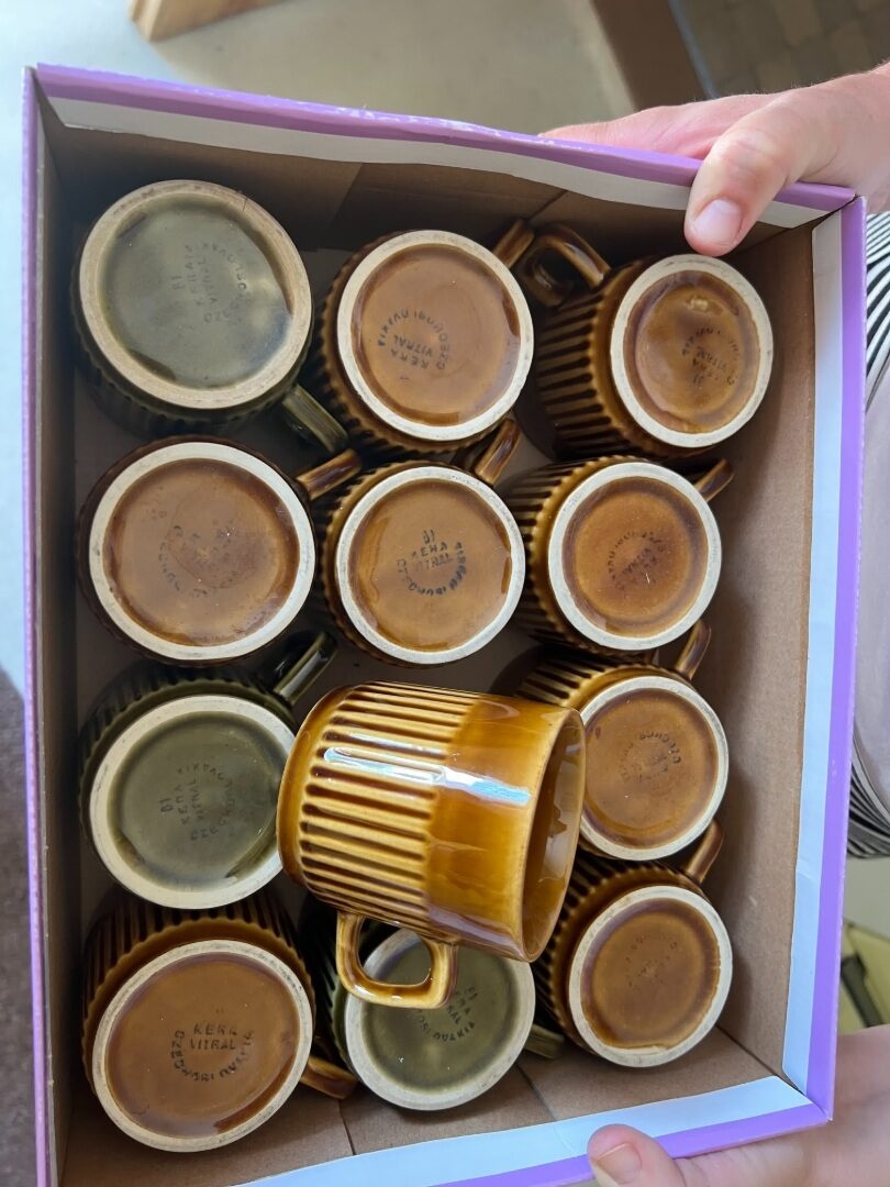 porcelán, keramika sady hrnečků, talířků, váz - 11