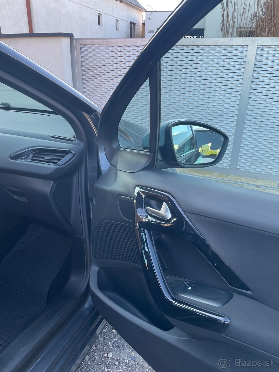 Peugeot 208 • 2012 • 1.4 Diesel • 50 kW • - 11