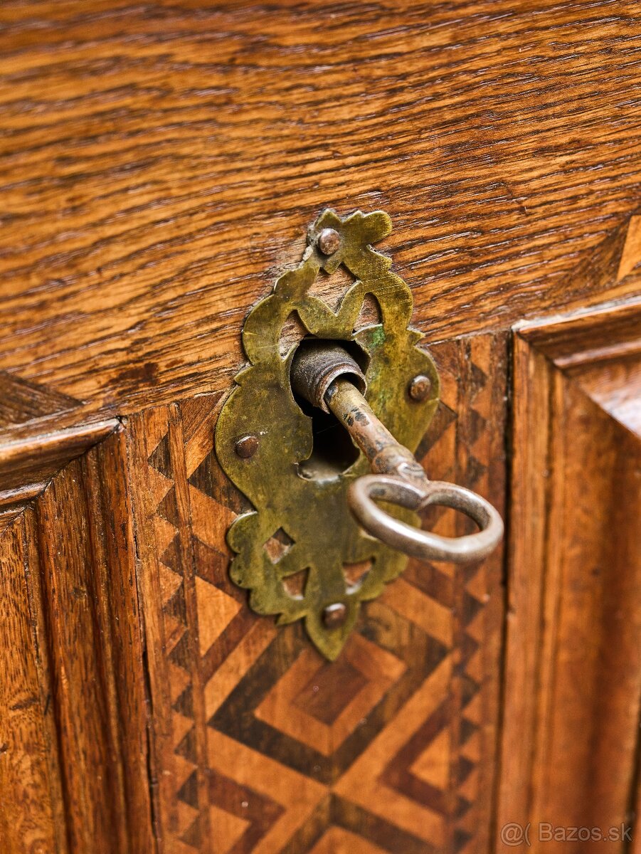 Intarzovaná dubová truhla z 18. storočia - 11