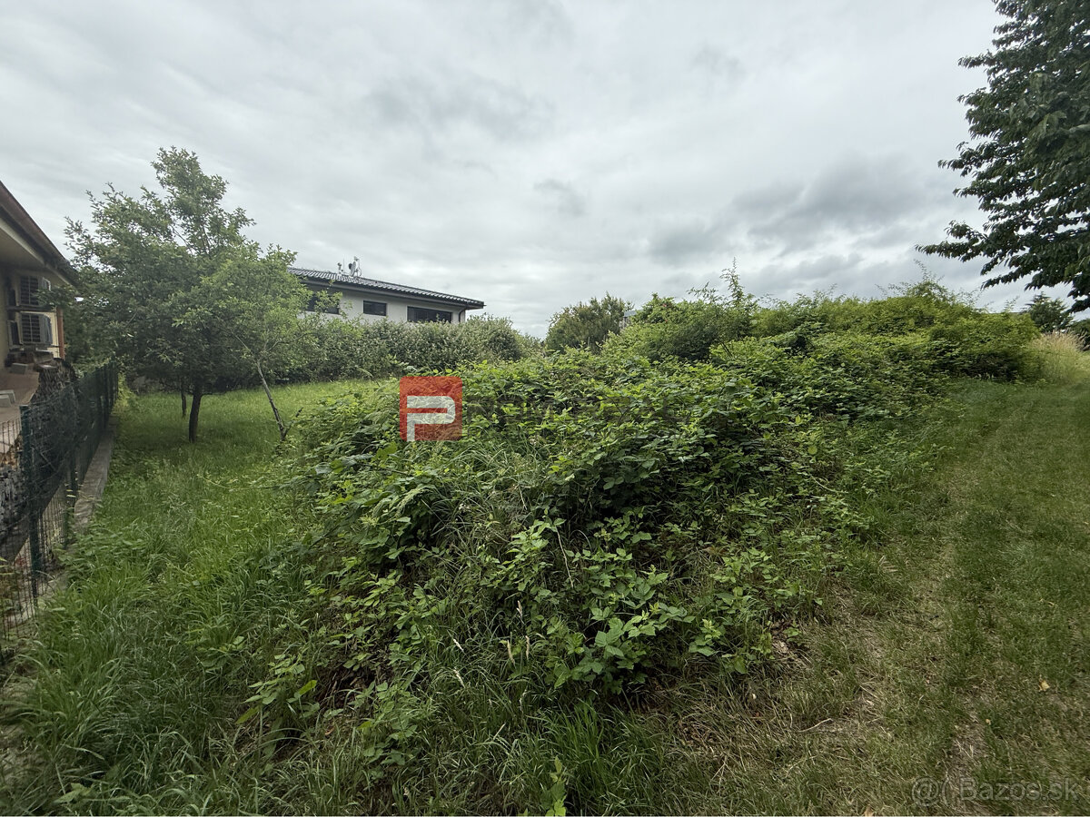 Rovinatý ideálny stavebný pozemok 848 m2 Marianka - 11