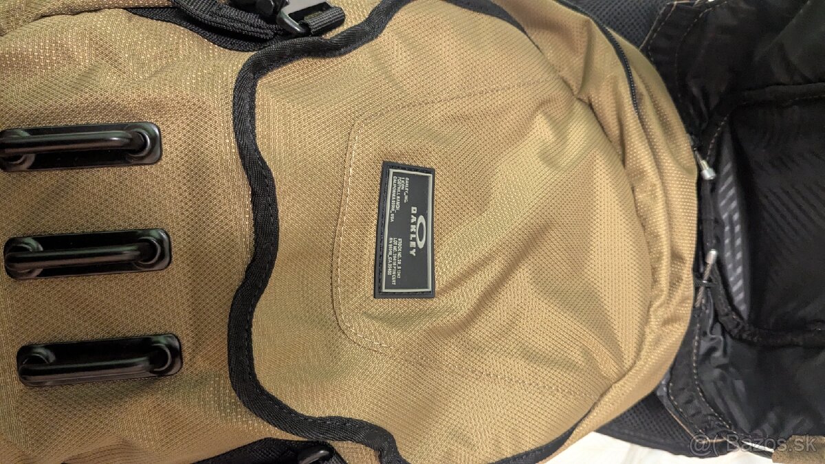 Predám úplne nový baťoh oakley 21l FOS901477-32 - 11