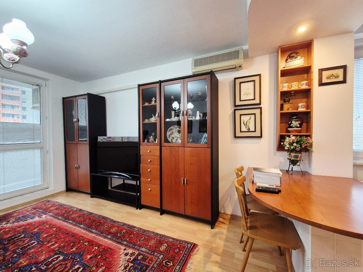 BEZ PROVÍZIE- 3 izb.byt pri OC Centrál a zimného štadióna O. - 11