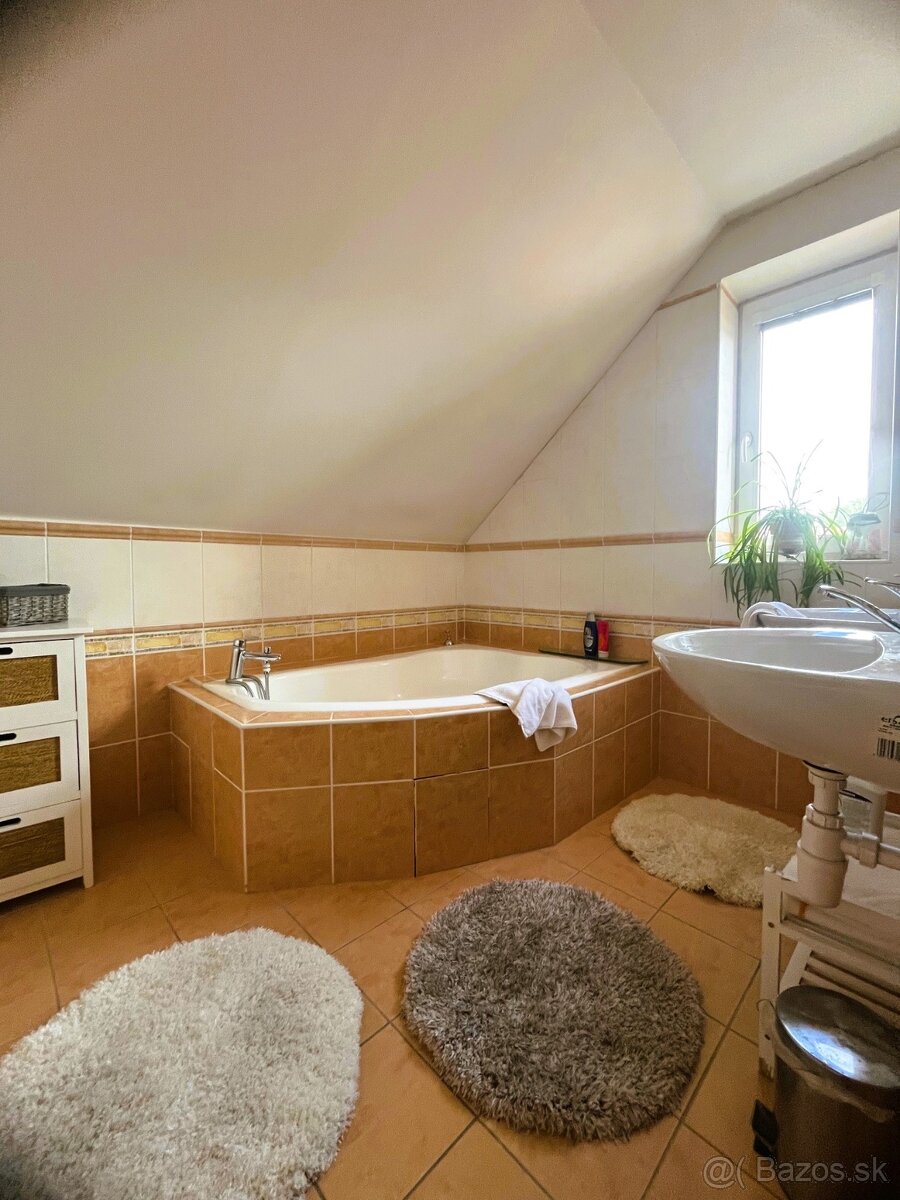 Pekný,podkrovný,zariadený rodinný dom, Levice - Nová Osada - 11