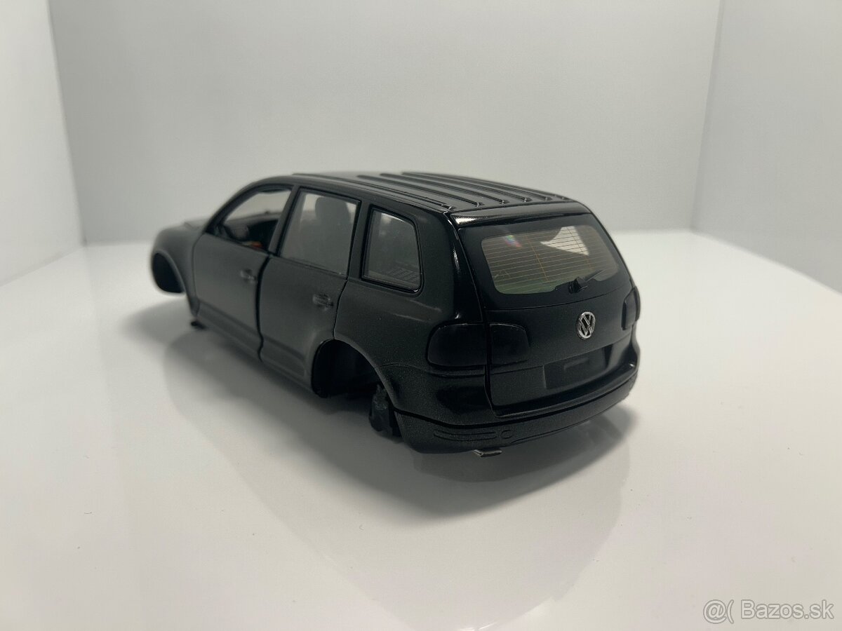 Modely aut 1:18 na diely/prerábku - 11
