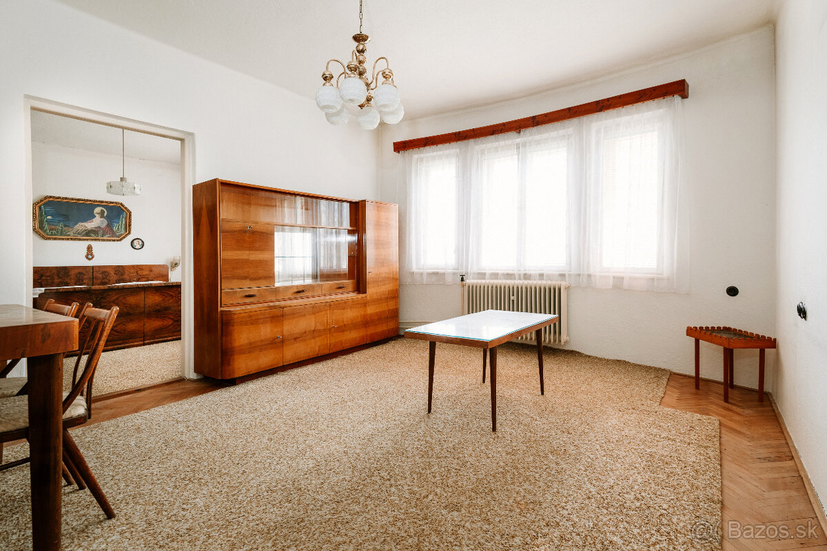 Dom v obci Divín s výhľadom na hrad, znížená cena - 11