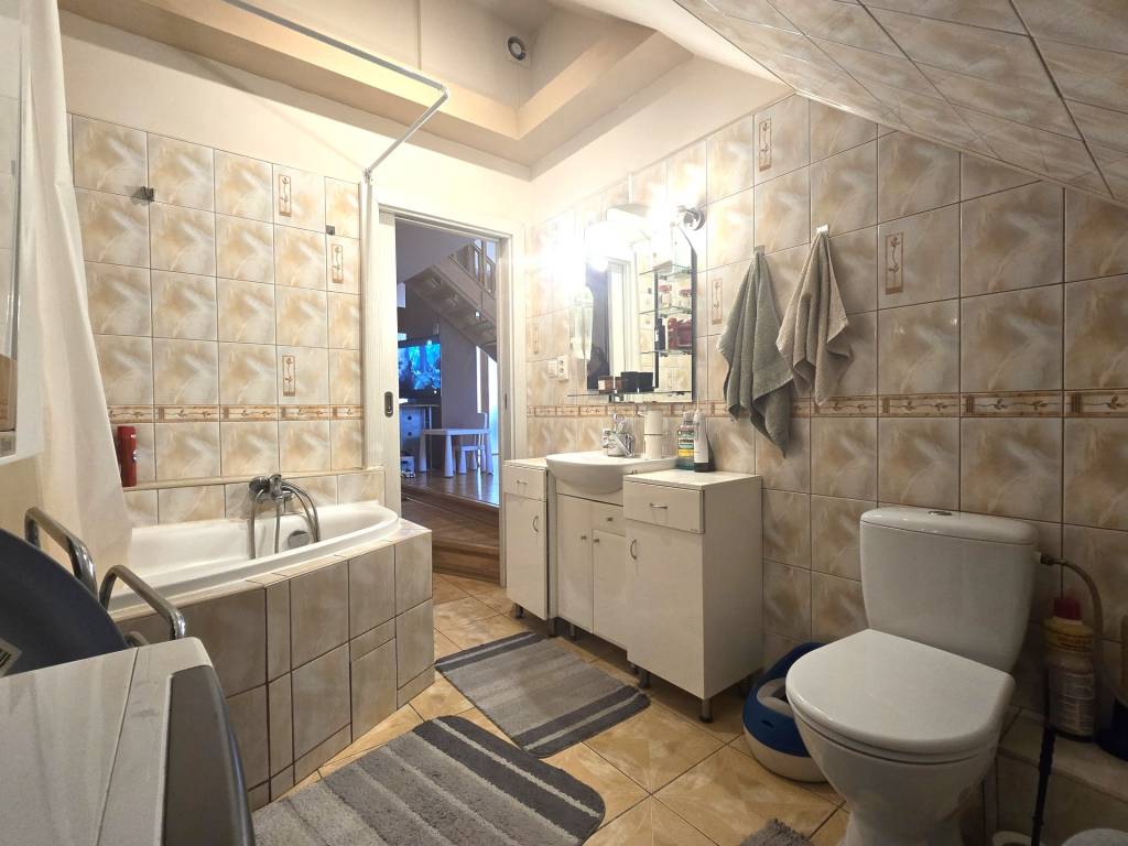 5 izbový podkrovný byt s parkovacím miestom - 11