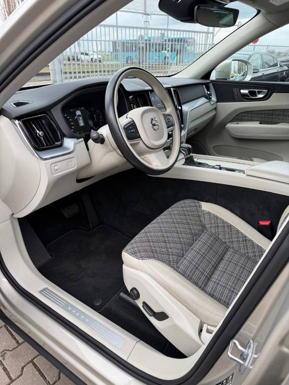 Volvo XC60 D5 Momentum AWD A/T - 11