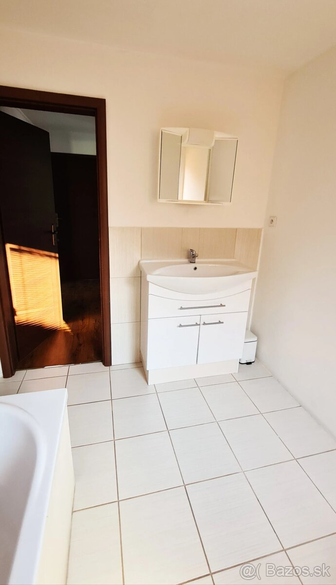 Krásny slnečný rodinný dom Rovinka 165m2 - 11