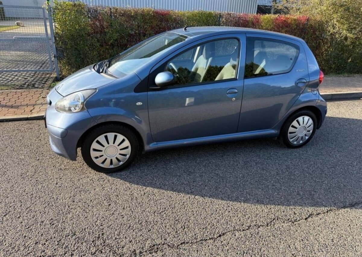 Toyota Aygo 1,0 i klima serviska nová STK benzín manuál - 11