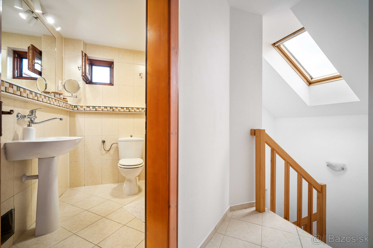 Pekný dvojpodlažný RD v Modranke so samostatnou bytovou jedn - 11