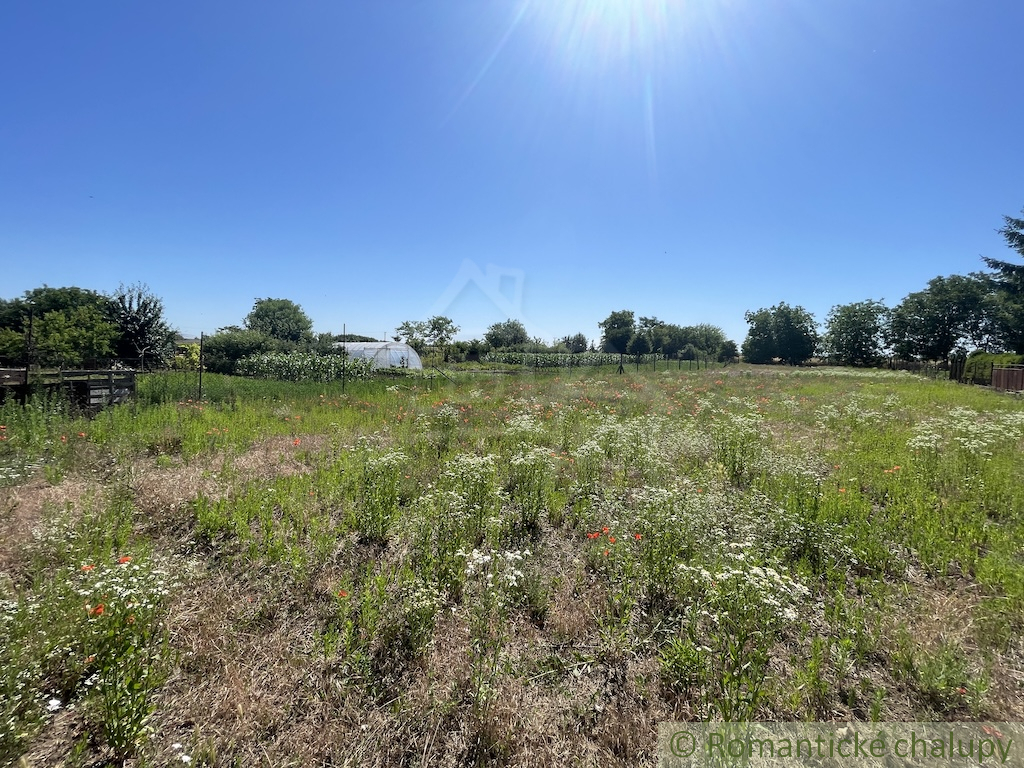 Priestranný pozemok so starším rodinným domom v obci Tvrd - 11