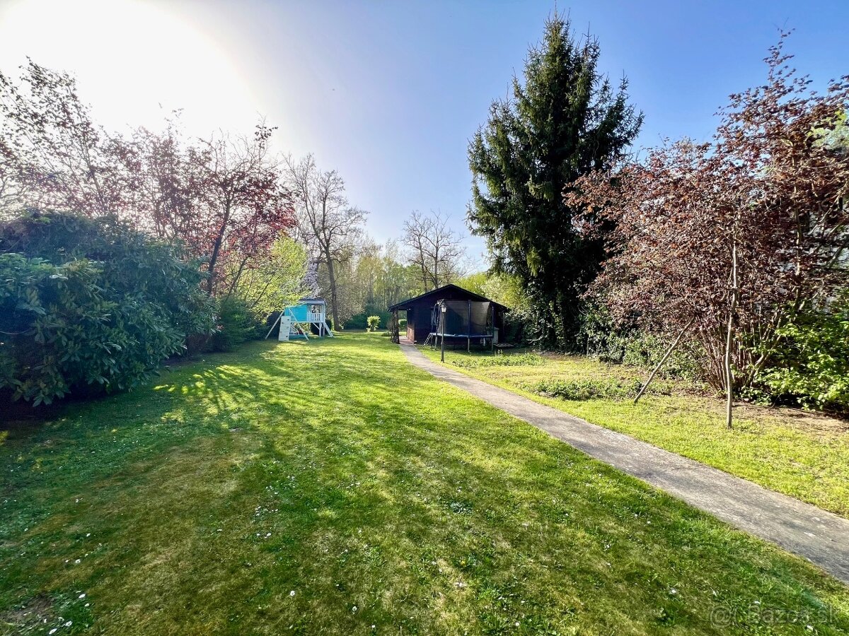 Pozemok s chatou a mólom priamo na brehu Malého Dunaja - 11