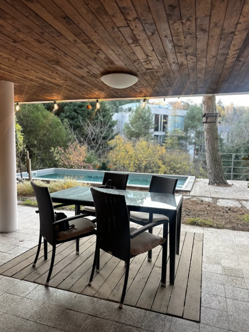 Garsónka v mestskej vile s komunitnou záhradou a s bazénom - 11