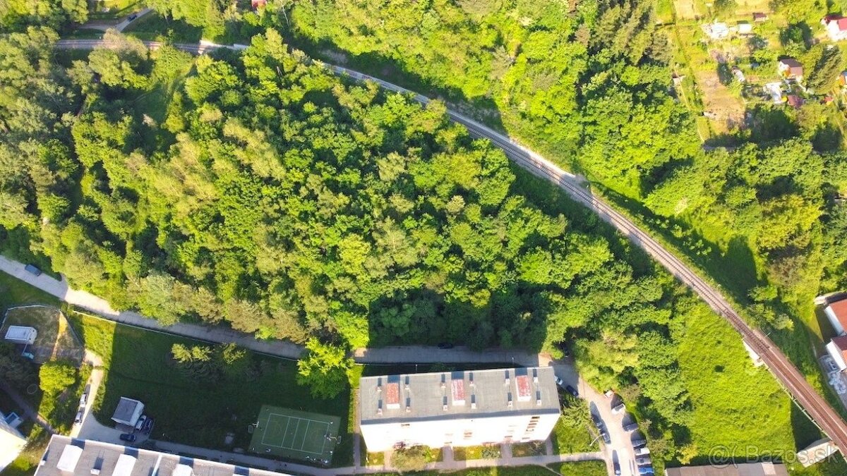 Handlová - 2.840 m2 pozemok na projekt - VÝSTAVBA DOMOV - 11