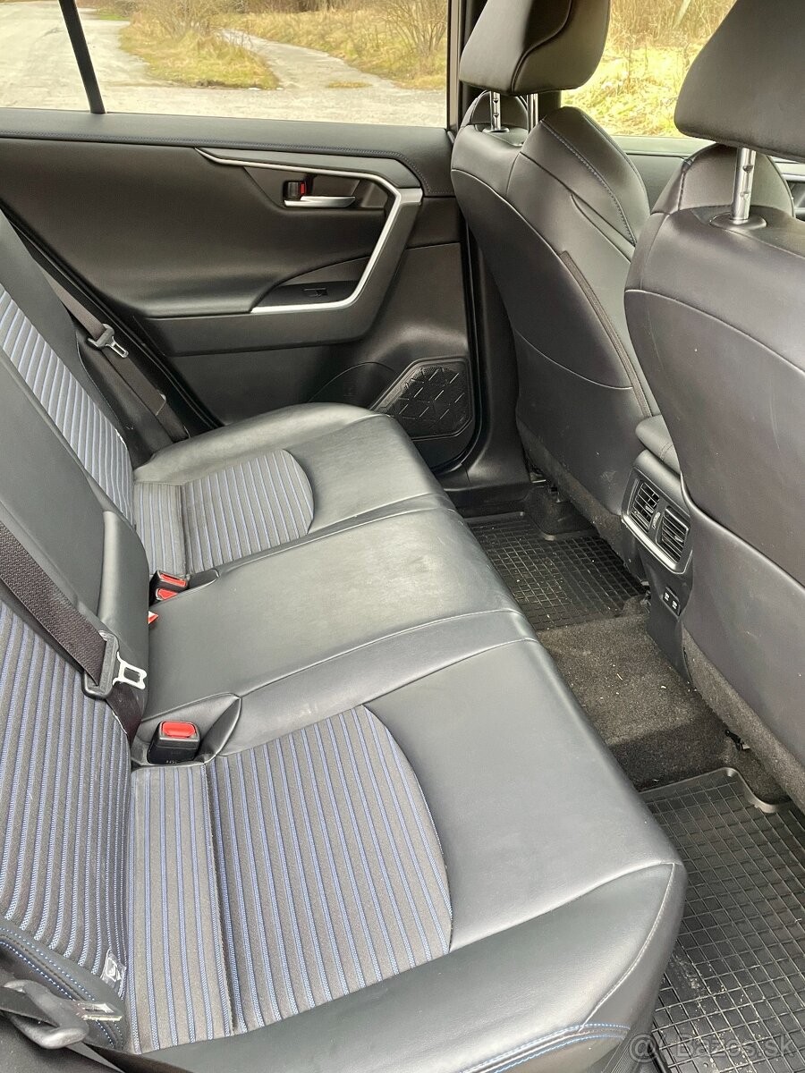 Predám TOYOTA RAV4 4x4 HYBRID - 11