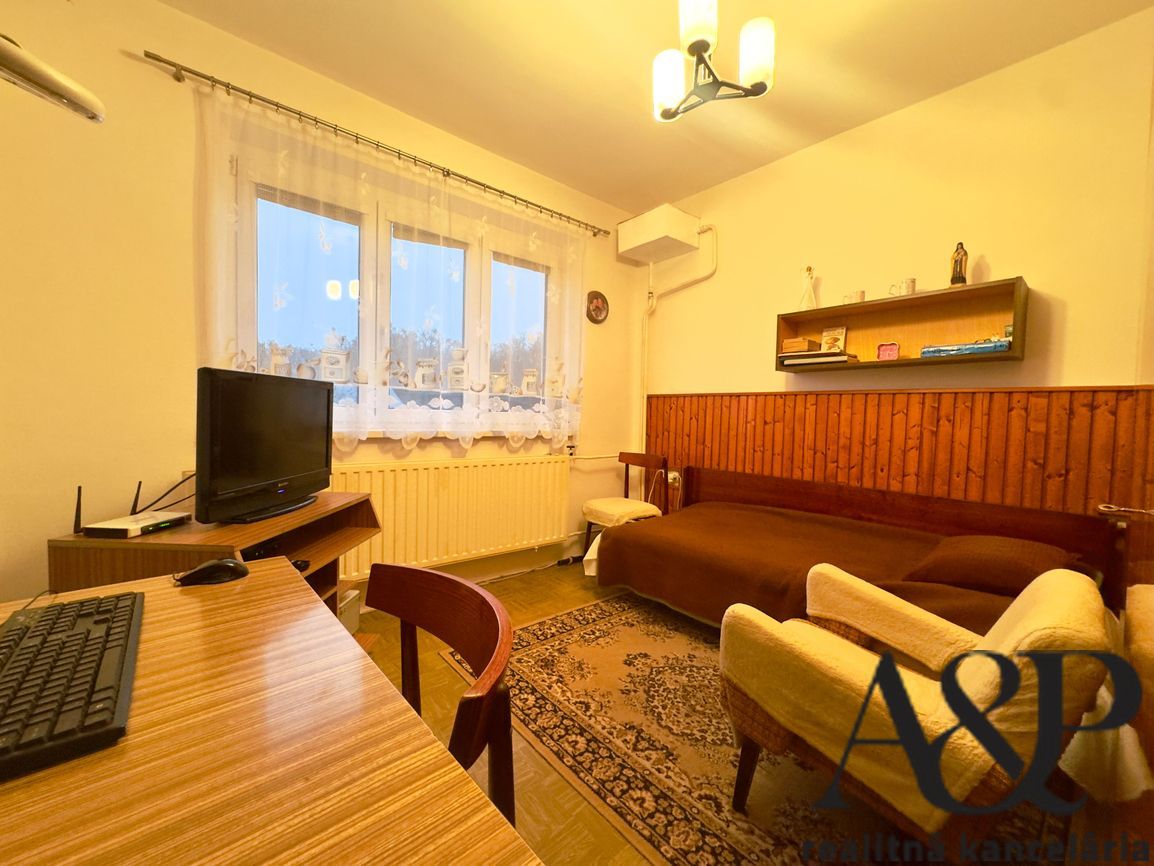 4 IZBOVÝ RD S GARÁŽOU, POZEMOK 776M2, ŽELEZNIČNÁ UL., SENICA - 11